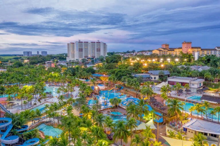 FÉRIAS CHEGANDO? QUE TAL SE HOSPEDAR EM UM RESORT?